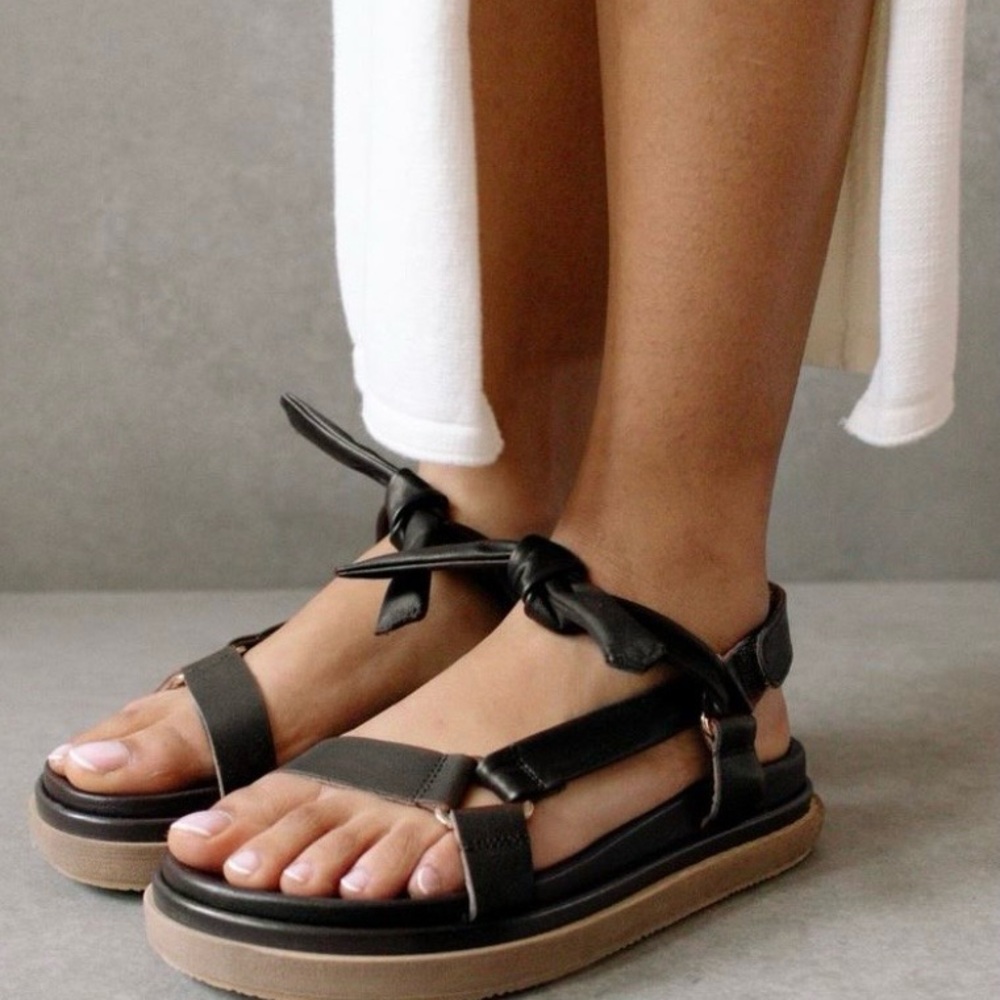 💥PRICE DROP💥 ALOHAS TIED TOGETHER - BLACK